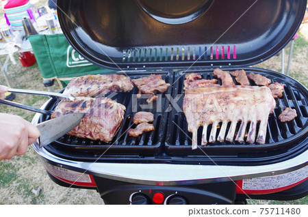 Barbecue on the beach 75711480