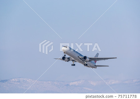 Passenger planes / airplanes / aircraft taking off Passenger planes / airplanes / aircraft taking off 75711778