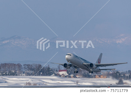 Passenger planes / airplanes / aircraft taking off Passenger planes / airplanes / aircraft taking off 75711779