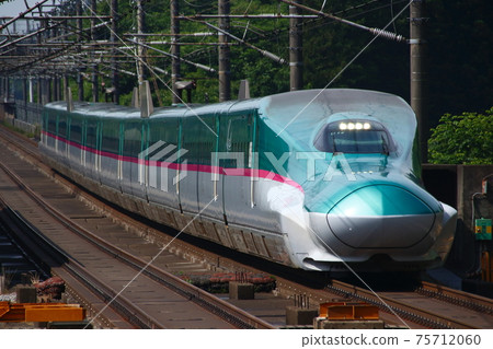 E5 series going on the Tohoku Shinkansen E5 series going on the Tohoku Shinkansen 75712060