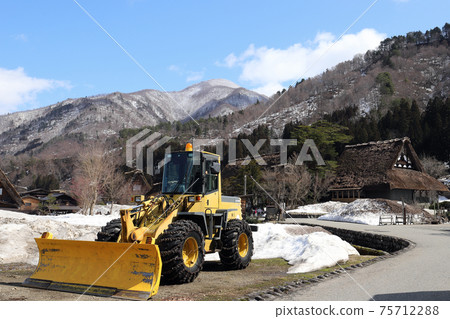 Snowplow in Shirakawa-go (Shirakawa-mura, Ono-gun, Gifu Prefecture) 75712288