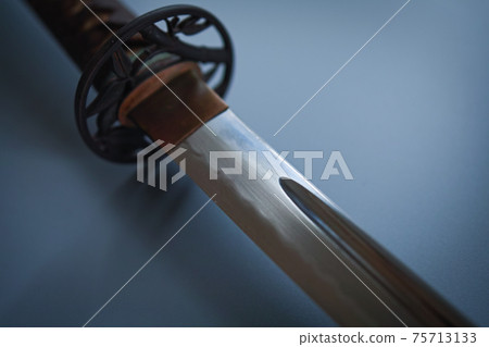 黑色背景和日本劍 黑色背景和日本劍 75713133