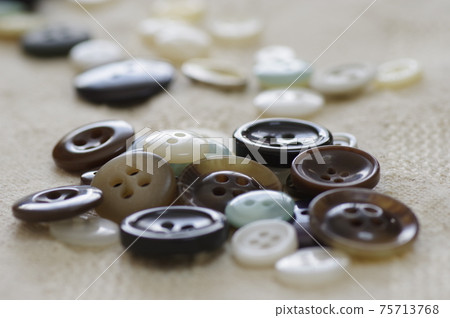 Various buttons of different sizes Various buttons of different sizes 75713768