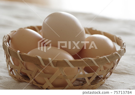Eggs in a basket (chicken eggs) 75713784