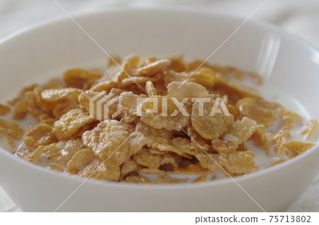 Corn flakes in white tableware Corn flakes in white tableware 75713802