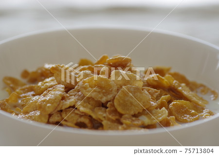 Corn flakes in white tableware 75713804