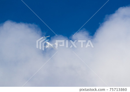 Passenger planes, planes, and aircraft climbing off the runway Passenger planes, planes, and aircraft climbing off the runway 75713860