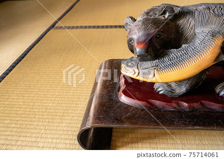 Tatami and wood carving bear 75714061