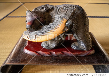 Tatami and wood carving bear Tatami and wood carving bear 75714383