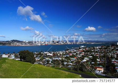 奧克蘭，新西蘭北島從德文波特（Devonport）看奧克蘭市 75714577