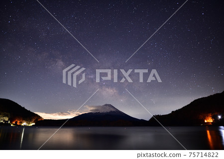 銀河與富士山<正治湖> 銀河與富士山<正治湖> 75714822