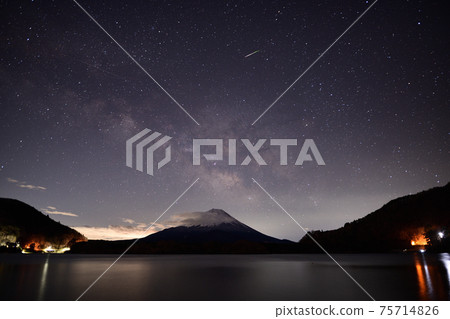 銀河與富士山<正治湖> 75714826