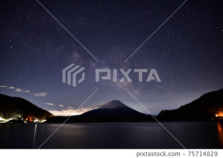 銀河與富士山<正治湖> 75714829