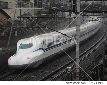 新幹線N700S J4火車在雨中山下附近 75714990