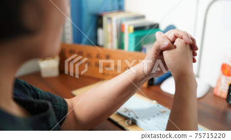 禱告的手 75715220