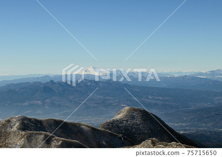 View of Mt. Haruna and Mt. Asama from the summit of Mt. Akagi in winter View of Mt. Haruna and Mt. Asama from the summit of Mt. Akagi in winter 75715650