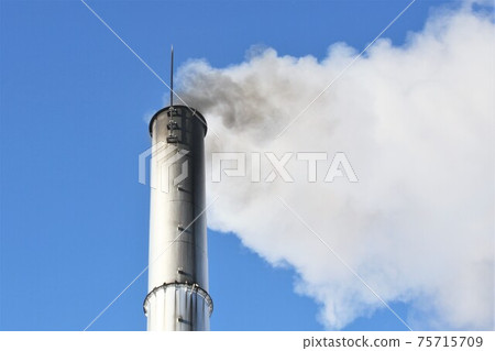 Blue sky and smoke / chimney 75715709