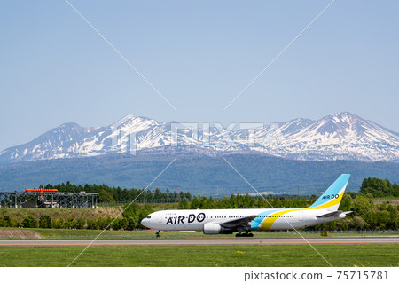 客運飛機,飛機和滑行到跑道的飛機 客運飛機,飛機和滑行到跑道的飛機 75715781