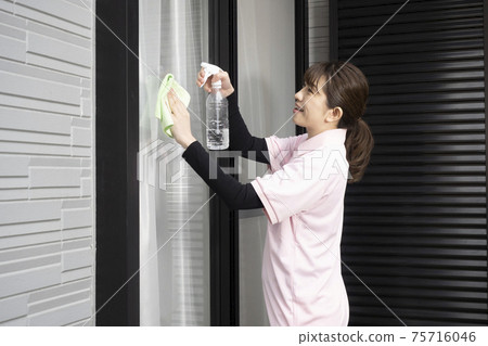 House cleaning woman cleaning windowpanes 75716046