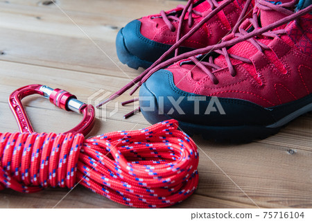紅色登山鞋登山裝備背景資料 紅色登山鞋登山裝備背景資料 75716104