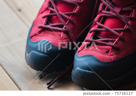紅色登山鞋登山裝備背景資料 75716117