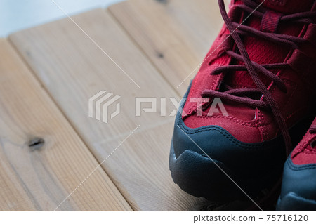 紅色登山鞋登山裝備背景資料 75716120