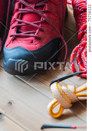 紅色登山鞋登山裝備背景資料 75716121