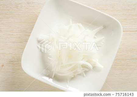 新的洋蔥切片 75716143