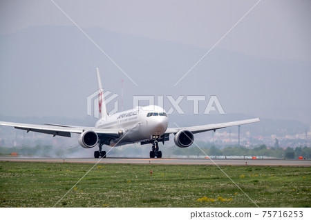 旭川機場的客機/飛機/飛機降落 75716253