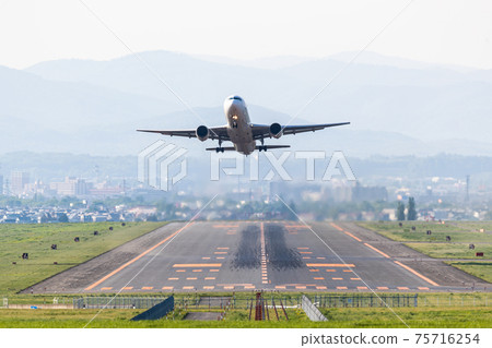 從旭川機場起飛的客機/飛機/飛機 從旭川機場起飛的客機/飛機/飛機 75716254