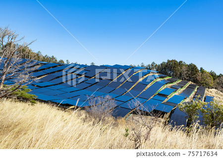 在山坡上安裝了大量的太陽能電池板(發電設備) 在山坡上安裝了大量的太陽能電池板(發電設備) 75717634