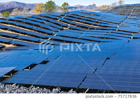 在山坡上安裝了大量的太陽能電池板(發電設備) 在山坡上安裝了大量的太陽能電池板(發電設備) 75717636