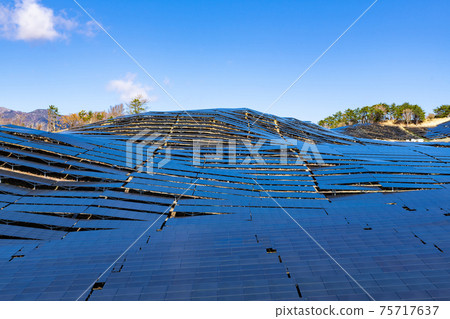 在山坡上安裝了大量的太陽能電池板(發電設備) 在山坡上安裝了大量的太陽能電池板(發電設備) 75717637