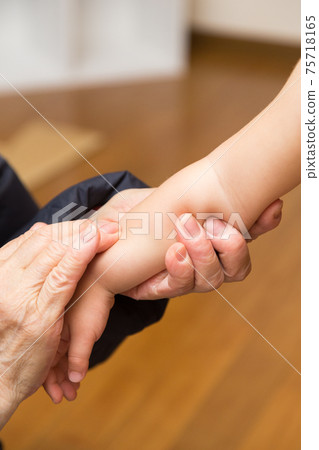 Seniors applying cream to children 75718165