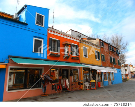 Burano Island with colorful houses Burano Island with colorful houses 75718214