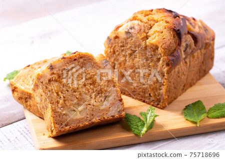 Caramel banana pound cake 75718696