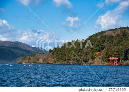 Lake Ashi, a spectacular spot where you can see Mt. Fuji and the torii gate 75719265