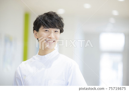 Male business medical caregiver in a white coat 75719875