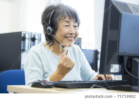 Senior lady computer Senior lady computer 75719902