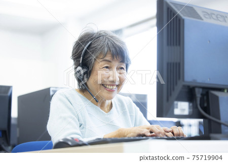 Senior lady computer Senior lady computer 75719904
