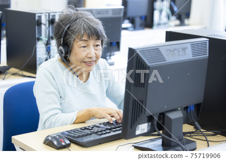 Senior lady computer Senior lady computer 75719906
