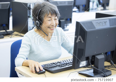 Senior lady computer Senior lady computer 75719907