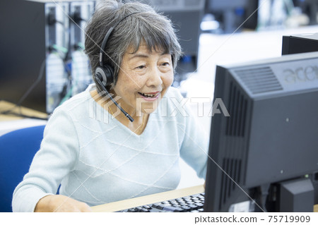 Senior lady computer Senior lady computer 75719909