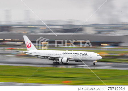 Passenger planes, planes, and aircraft landing at Haneda Airport in the rain Passenger planes, planes, and aircraft landing at Haneda Airport in the rain 75719914