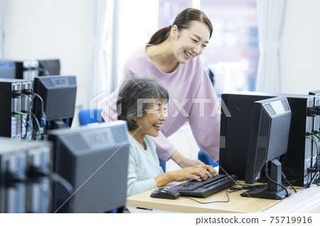 Computer classroom senior 75719916