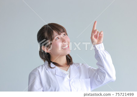 穿白大褂的女人_指向_向上看 75721499