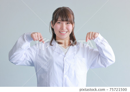 白色coat_pointing下來的女人 白色coat_pointing下來的女人 75721500