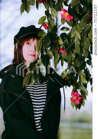 茶花樹和婦女的肖像 75722197