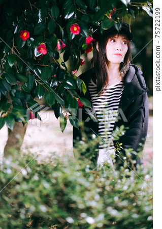 被鮮花包圍的女性肖像 被鮮花包圍的女性肖像 75722199