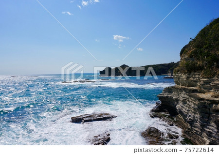 岩層清晰可見的懸崖 岩層清晰可見的懸崖 75722614